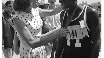 Eunice Kennedy Shriver mendirikan Special Olympics pada tahun 1968. Iniadalah, sebuah organisasi yang sejak itu memberikan kesempatan atletik dan rasa kebersamaan kepada jutaan anak-anak dan orang dewasa penyandang disabilitas intelektual di seluruh dunia. Pertandingan Olimpiade Khusus pertama diadakan di Chicago dan diikuti 1.000 peserta dari AS dan Kanada. Saat ini, organisasi tersebut beroperasi di lebih dari 170 negara dan memiliki lebih dari 5 juta atlet. Foto: Twitter/x_socrates1