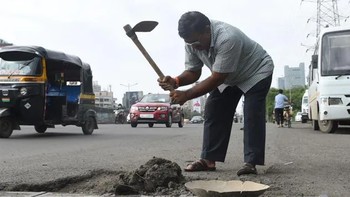 Prakash Bilhore adalah seorang penjaga toko yang tinggal di Mumbai yang, setelah kehilangan putranya karena kecelakaan lubang pada tahun 2015, mengambil jubah Prajurit Lubang. Dia telah terlibat aktif dalam menambal lubang di Mumbai untuk mencegah kecelakaan dan menyelamatkan nyawa. Bilhore telah mengisi lebih dari 600 jalan berlubang di Mumbai, mendedikasikan akhir pekan dan waktu luangnya untuk tujuan ini. Foto: Twitter/x_socrates1