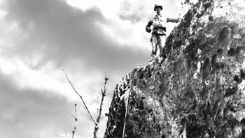 Desmond Doss Desmond Doss, seorang petugas medis tempur Amerika dan penentang hati nurani selama Perang Dunia II. Doss bertugas di Pertempuran Okinawa dan mendapati dirinya dan unitnya berada di puncak Tebing Maedai. Di bawah tembakan musuh yang gencar dan banyak yang terluka, mundur bukanlah suatu pilihan. Doss menolak mencari perlindungan; sebaliknya, dia tetap berada di atas tebing dan menurunkan 75 tentara yang terluka satu per satu menggunakan tali dan tandu darurat. Perbuatannya semakin luar biasa mengingat ia tidak bersenjata, sesuai dengan keyakinan agamanya. Karena keberaniannya yang tak tertandingi, Doss menjadi orang pertama yang menolak menerima Medal of Honor. Foto: Twitter/x_socrates1
