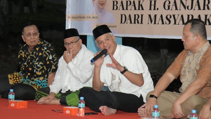 Calon presiden (capres) Ganjar Pranowo berkomitmen untuk menghadirkan pemerataan pembangunan di Indonesia. Ganjar menyatakan itu saat bertemu dan menyerap aspirasi masyarakat Karo, Provinsi Sumatera Utara, Jumat (10/11)