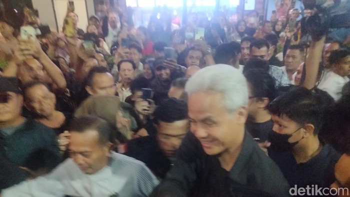 Ganjar Pranowo dikerumuni warga saat berkunjung ke mal di Kisaran. (Perdana Ramadhan/detikSumut)