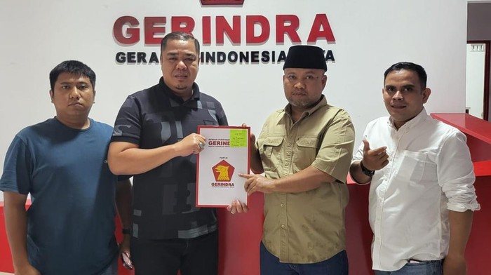 Penyerahan SK DPC Partai Gerindra Kabupaten Batu Bara oleh Sekretaris DPD Partai Gerindra Sumut Sugiat Santoso ke Ketua DPC Partai Gerindra Batu Bara yang baru, Syafrizal