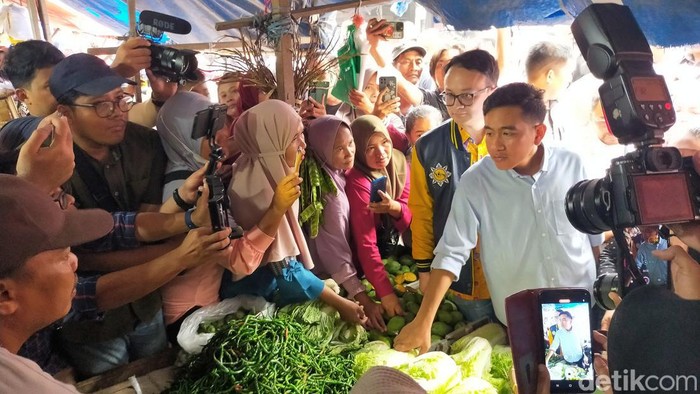 Gibran Rakabuming belanjar cabai di Pasar Natar Lampung.