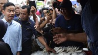 Gibran juga mendengarkan aspirasi pedagang di Pasar Natar, Lampung. 