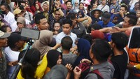Di lokasi, Gibran sontak dikerubungi pedagang pasar dan warga. 
