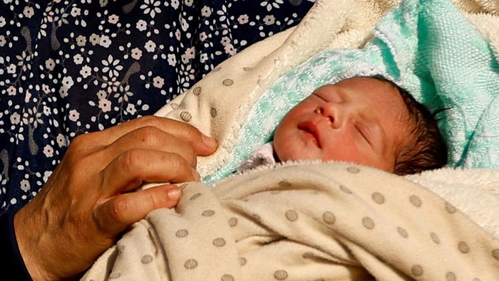 Gegara Serangan Israel, Bayi Baru Lahir Terpaksa Ikut Mengungsi Perang Hamas vs Israel membuat warga Palestina meninggalkan Gaza utara ke selatan. Di antara pengungsi itu ada seorang nenek menggendong cucunya yang baru lahir