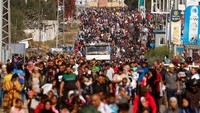 Warga mengungsi di tengah pertempuran yang terus berlangsung antara militan Hamas dan pasukan Israel. 