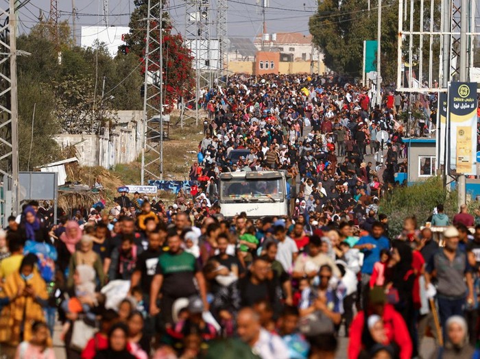 Perang Hamas vs Israel membuat warga Palestina meninggalkan Gaza utara ke selatan. Di antara pengungsi itu ada seorang nenek menggendong cucunya yang baru lahir