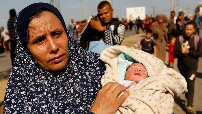 Perang Hamas vs Israel membuat warga Palestina meninggalkan Gaza utara ke selatan. Di antara pengungsi itu ada seorang nenek menggendong cucunya yang baru lahir