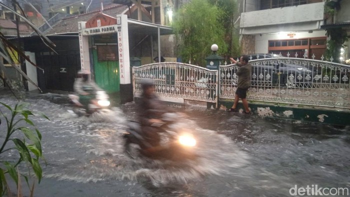 Jalan Leuwipanjang di Kota Bandung mendadak jadi pantai mini pada Sabtu (11/11/2023) sore. Air menggenang di banyak area.