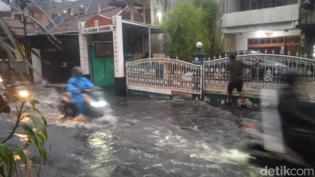 Jalan Leuwipanjang di Kota Bandung mendadak jadi 'pantai mini' pada Sabtu (11/11/2023) sore. Air menggenang di banyak area.