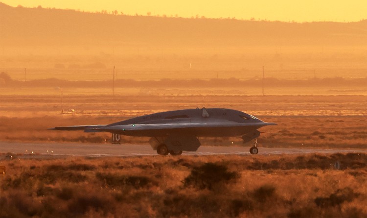 Jet pengebom nuklir siluman terbaru Amerika Serikat, B-21 Raider telah melakukan terbang perdana, Jumat (10/11/2023) waktu setempat. Ini potretnya.