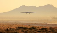 Jet pengebom nuklir siluman terbaru Amerika Serikat, B-21 Raider telah melakukan terbang perdana, Jumat (10/11/2023) waktu setempat. Ini potretnya.