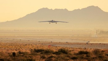 Dalam satu simulasi, platform siluman mirip B-21 dan drone pendampingnya ditembak jatuh oleh rudal udara ke udara China, yang dapat mencapai kecepatan tertinggi Mach 6, kata laporan itu. Foto: Reuters/David Swanson