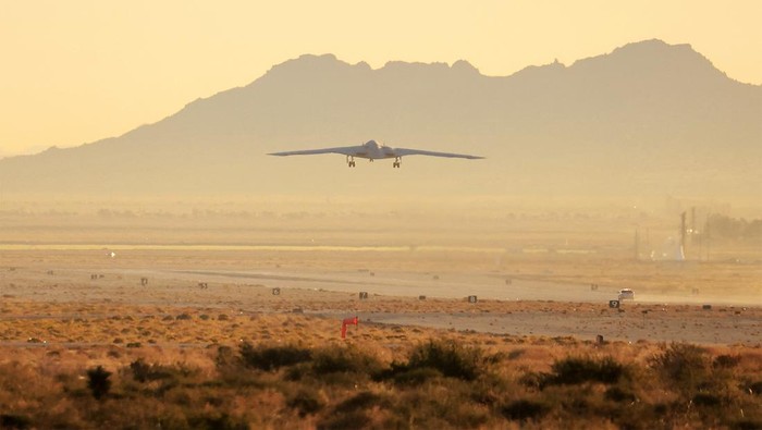 Jet pengebom nuklir siluman terbaru Amerika Serikat, B-21 Raider telah melakukan terbang perdana, Jumat (10/11/2023) waktu setempat. Ini potretnya.