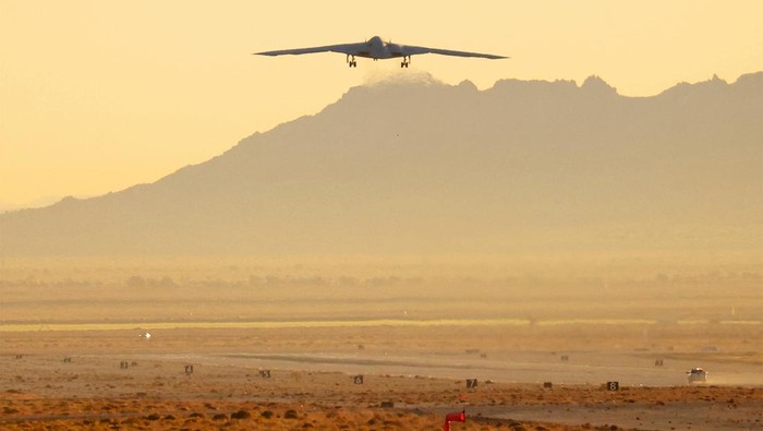 Jet pengebom nuklir siluman terbaru Amerika Serikat, B-21 Raider telah melakukan terbang perdana, Jumat (10/11/2023) waktu setempat. Ini potretnya.