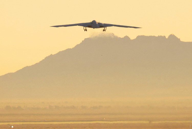 Jet pengebom nuklir siluman terbaru Amerika Serikat, B-21 Raider telah melakukan terbang perdana, Jumat (10/11/2023) waktu setempat. Ini potretnya.