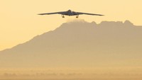 Jet pengebom nuklir siluman terbaru Amerika Serikat, B-21 Raider telah melakukan terbang perdana, Jumat (10/11/2023) waktu setempat. Ini potretnya.