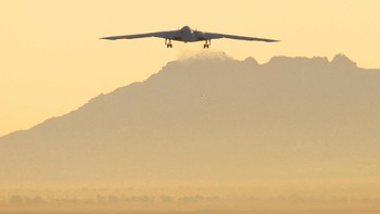 Pesawat pengebom B-2 ini dirancang menembus pertahanan anti pesawat. Dia diklaim bisa tidak terdeteksi radar dan bisa masuk ke wilayah musuh untuk melakukan pengeboman. Foto: Reuters/David Swanson