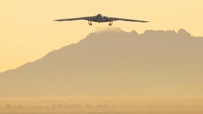 Jet Pengebom Nuklir Siluman AS Lakukan Terbang Perdana