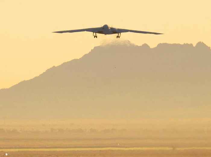Jet pengebom nuklir siluman terbaru Amerika Serikat, B-21 Raider telah melakukan terbang perdana, Jumat (10/11/2023) waktu setempat. Ini potretnya.