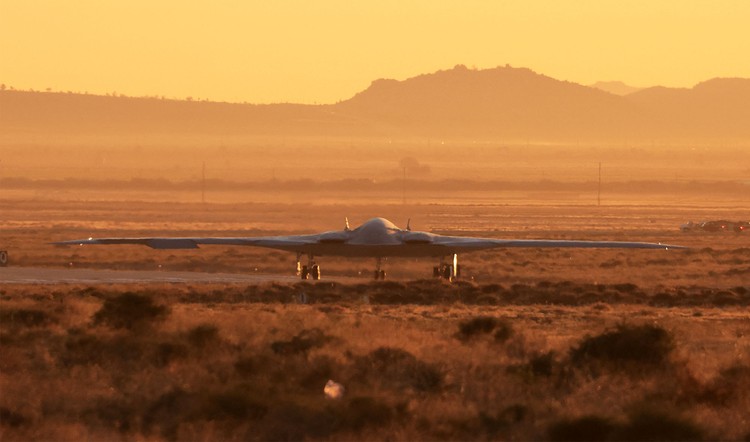 Jet pengebom nuklir siluman terbaru Amerika Serikat, B-21 Raider telah melakukan terbang perdana, Jumat (10/11/2023) waktu setempat. Ini potretnya.