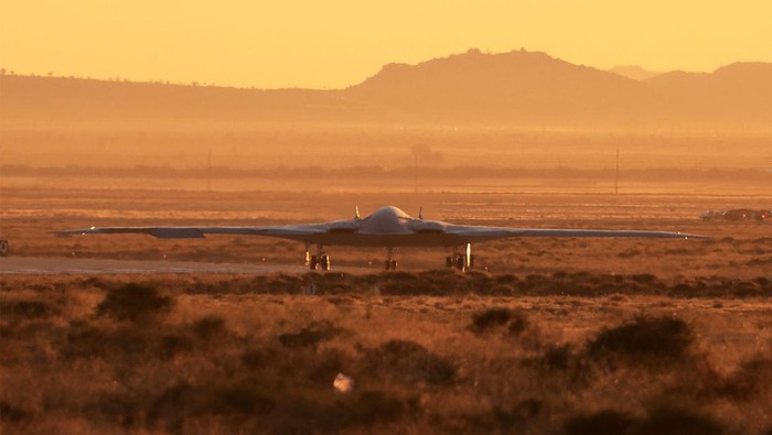 Jet pengebom nuklir siluman terbaru Amerika Serikat, B-21 Raider telah melakukan terbang perdana, Jumat (10/11/2023) waktu setempat. Ini potretnya.
