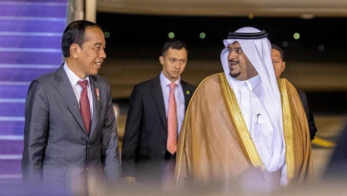 Presiden Joko Widodo telah tiba di Riyadh, Arab Saudi, Sabtu (11/11/2023). Jokowi diagendakan akan menghadiri KTT luar biasa Organisasi Kerja Sama Islam (OKI).
