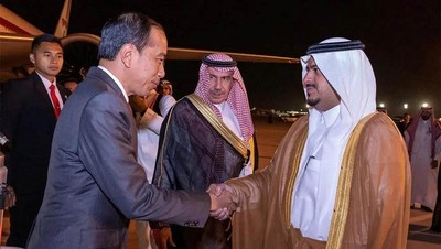 Momen Jokowi Tiba di Riyadh untuk Hadiri KTT OKI