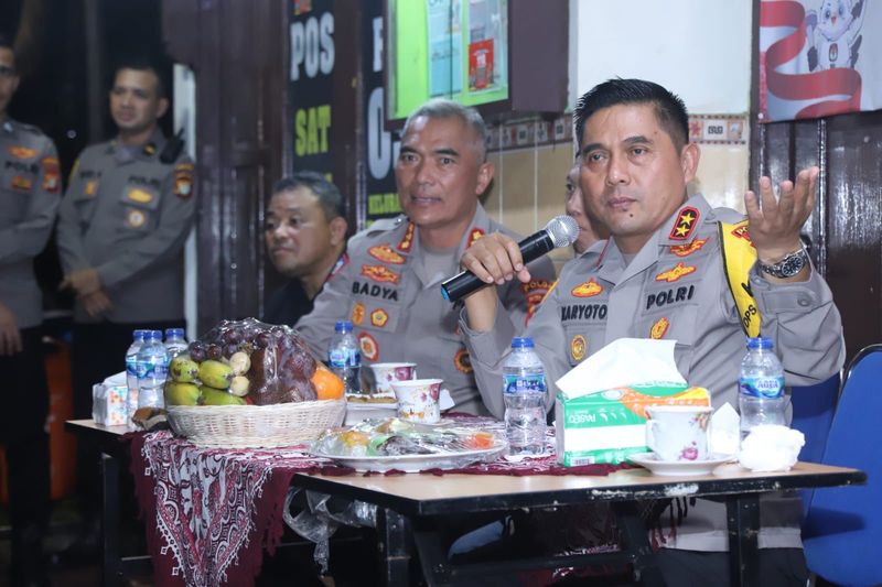 Kapolda Metro Jaya Irjen Karyoto didampingi Dirbinmas Polda Metro Jaya Kombes Badya Wijaya melaksanakan kegiatan kunjungan, asistensi dan pengecekan satkamling di Pos Satkamling RW 03 Kelurahan Bangka, Mampang Prapatan, Jakarta Selatan, Jumat (10/11/2023).