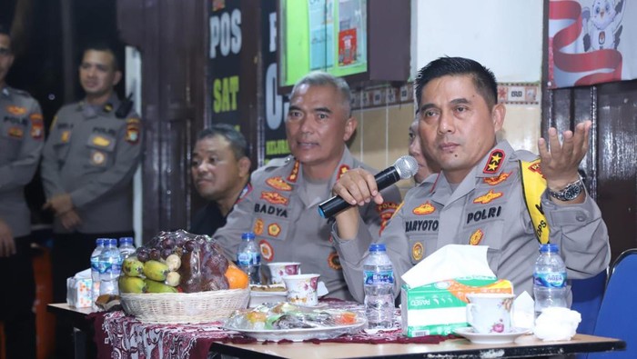 Kapolda Metro Jaya Irjen Karyoto didampingi Dirbinmas Polda Metro Jaya Kombes Badya Wijaya melaksanakan kegiatan kunjungan, asistensi dan pengecekan satkamling di Pos Satkamling RW 03 Kelurahan Bangka, Mampang Prapatan, Jakarta Selatan, Jumat (10/11/2023).