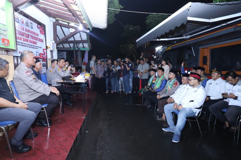 Kapolda Metro Jaya Irjen Karyoto didampingi Dirbinmas Polda Metro Jaya Kombes Badya Wijaya melaksanakan kegiatan kunjungan, asistensi dan pengecekan satkamling di Pos Satkamling RW 03 Kelurahan Bangka, Mampang Prapatan, Jakarta Selatan, Jumat (10/11/2023).