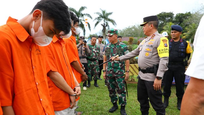 Kapolda Sumut Irjen Agung dan Pangdam I Bukit Barisan Mayjen Mochammad Hasan saat menginterogasi pemilik dan kurir ladang ganja di Madina. (Foto: Dok. Polda Sumut)
