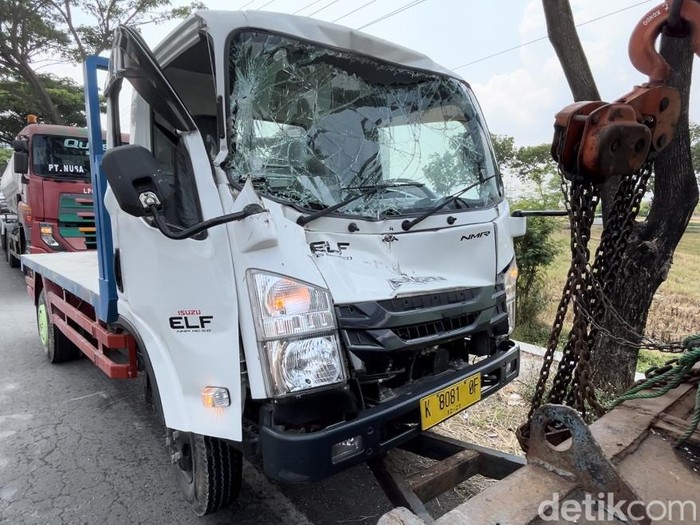 Kecelakaan truk seruduk truk-motor di Jalan Lingkar Selatan Pati, Sabtu (11/11/2023) siang.