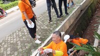 Kegiatan Fun Walk diikuti pula langkah peduli lingkungan dengan mengambil sampah plastik di rute perjalanan yang berjarak 2,5 km. Sampah yang diambil nantinya akan diolah kembali menjadi produk yang bermanfaat seperti tas dari bahan plastik hingga pupuk kompos. Foto: Devita/detikEdu