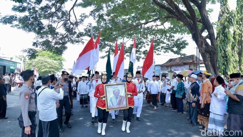 Keluarga besar Kementerian Agama Nusa Tenggara Barat (Kemenag NTB) mengikuti ziarah makam pahlawan pada Sabtu (11/11/2023). (Helmy Akbar / detikBali)