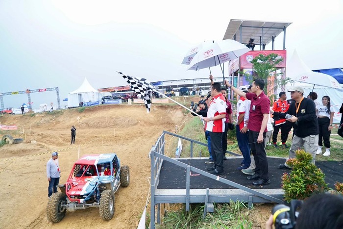 Ketua Umum Ikatan Motor Indonesia (IMI) Bambang Soesatyo menutup event balap IMI DePes Challange Adventure Offroad Individual Non Winch 2023.