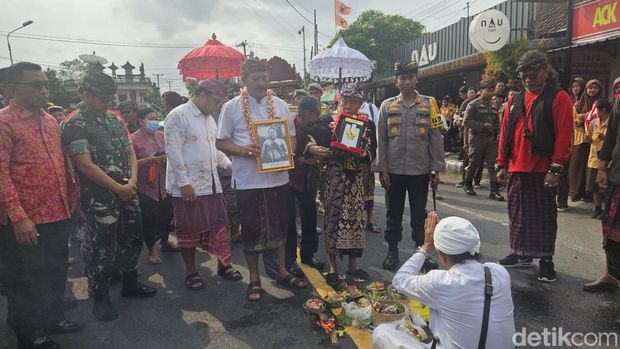 Kirab budaya penyambutan Raja Klungkung ke-II Ida Dewa Agung Jambe selaku  Pahlawan Nasional, Sabtu (11/11/2023). (Putu Krista/detikBali)