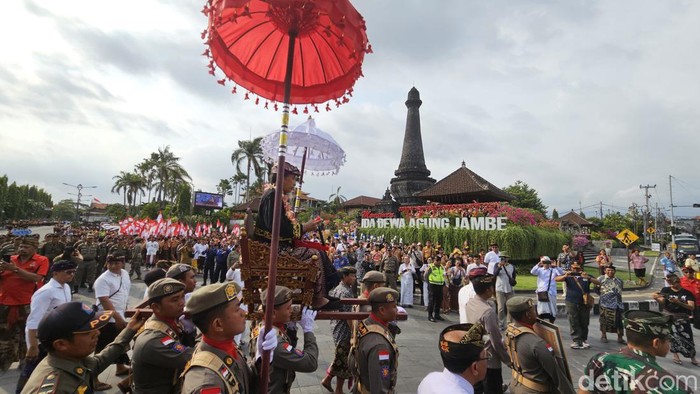 Kirab budaya penyambutan Raja Klungkung ke-II Ida Dewa Agung Jambe selaku  Pahlawan Nasional, Sabtu (11/11/2023). (Putu Krista/detikBali)