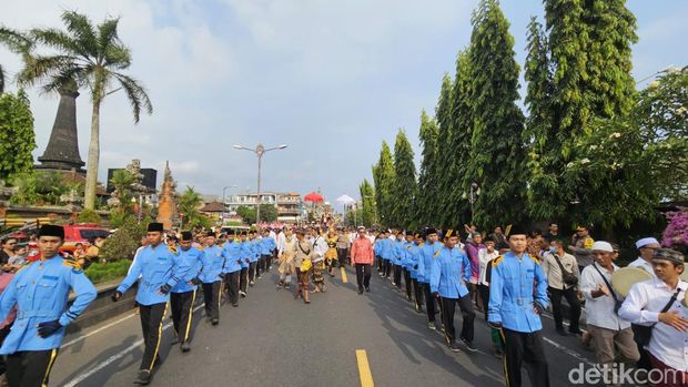Kirab budaya penyambutan Raja Klungkung ke-II Ida Dewa Agung Jambe selaku  Pahlawan Nasional, Sabtu (11/11/2023). (Putu Krista/detikBali)