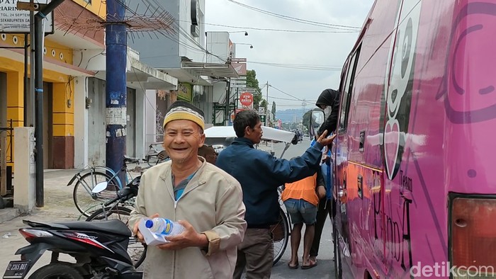 Komunitas Panda yang berbagi bahagia dengan janda dan dhuafa di Garut