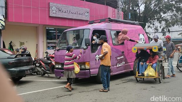 Komunitas Panda yang berbagi bahagia dengan janda dan dhuafa di Garut