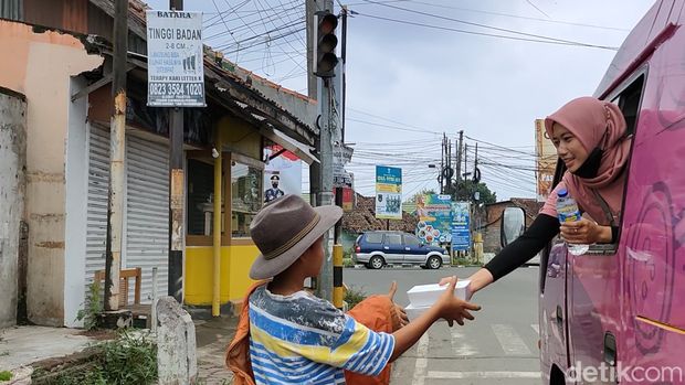 Komunitas Panda yang berbagi bahagia dengan janda dan dhuafa di Garut