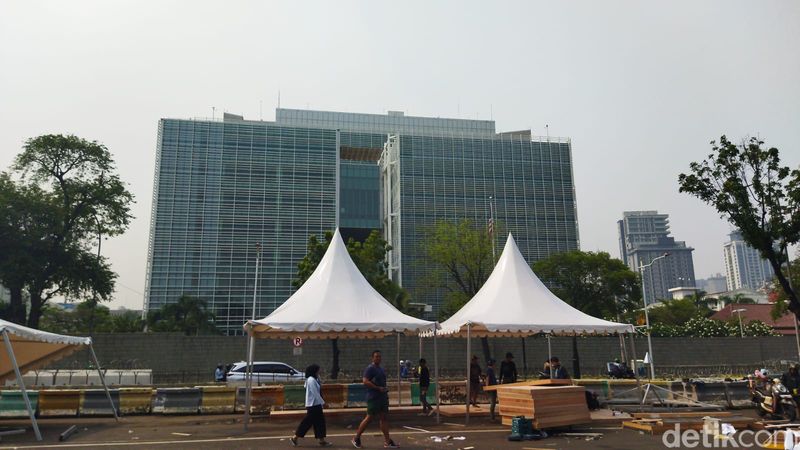 Kondisi Stasiun Gambir dan depan Kedubes AS pada 11 November 2023, pukul 10.00 WIB. (Kurniawan F/detikcom)