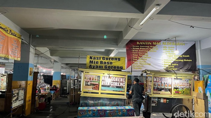 Lampu remang-remang area kuliner di basement Alun-alun Kota Bandung, Sabtu (11/11/2023)
