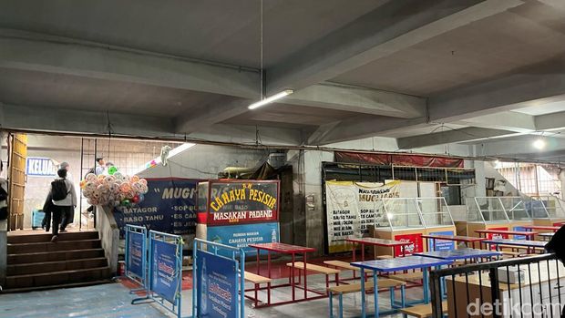 Lampu remang-remang area kuliner di basement Alun-alun Kota Bandung, Sabtu (11/11/2023)