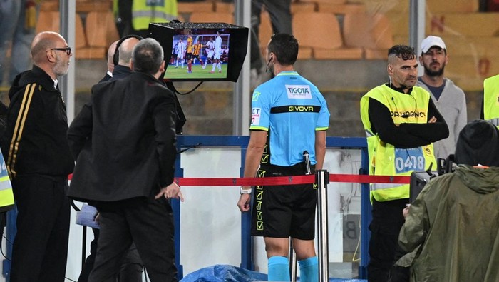 Soccer Football - Serie A - Lecce v AC Milan - Stadio Via del mare, Lecce, Italy - November 11, 2023 Referee Rosario Abisso looks at the VAR monitor before disallowing Lecces Roberto Piccolis third goal REUTERS/Daniele Mascolo