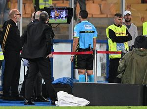 VAR Terlalu Intervensi Wasit Bikin Banyak Kontroversi di Serie A