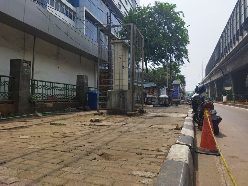 Lokasi mobil kedutaan besar negara asing tabrak 4 warga di Koja, Jakut, Sabtu (11/11/2023).