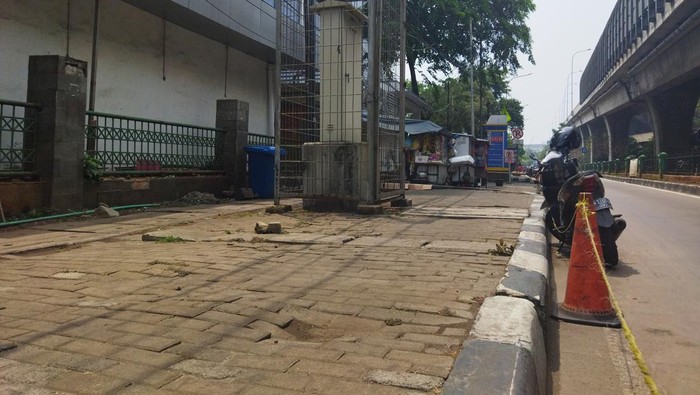 Lokasi mobil kedutaan besar negara asing tabrak 4 warga di Koja, Jakut, Sabtu (11/11/2023).